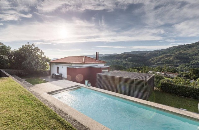 Homerez - Spacious house with pool and mountain view in Travassós