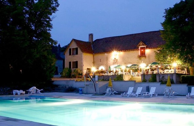 Homerez - Spacious house for 4 ppl. with shared pool and terrace at Carlucet