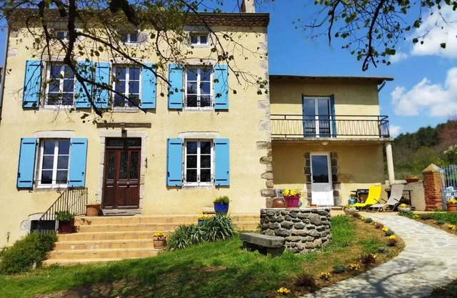 Homerez - Spacious House in Domeyrat + Large Garden