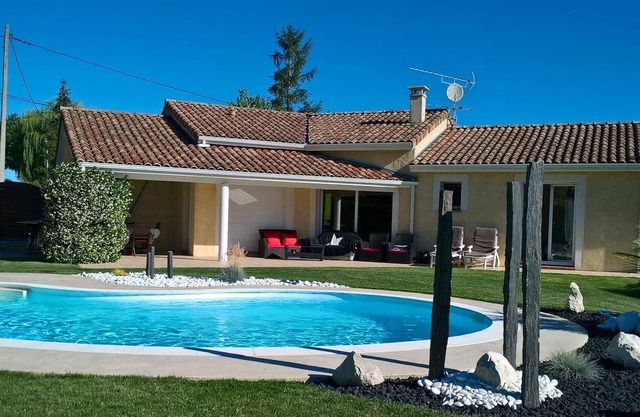 Homerez - Villa for 8 ppl. with swimming-pool, garden and terrace at Paulhac