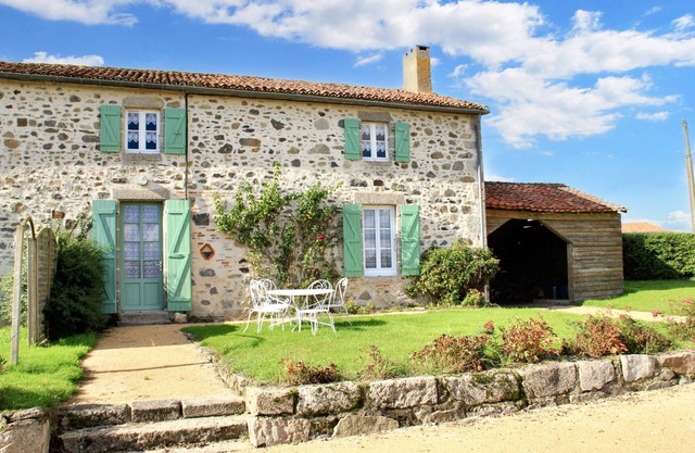 Homerez - Welcoming house with lake view in Moncoutant