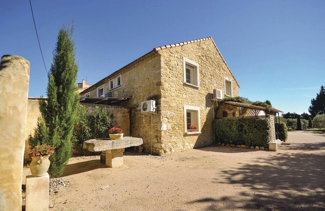 Homerez - Welcoming House in Monteux with Shared Pool