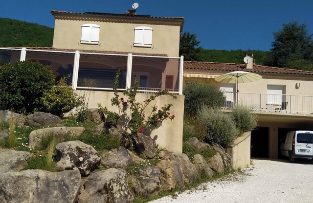 Homerez - Welcoming house in Nant with shared pool