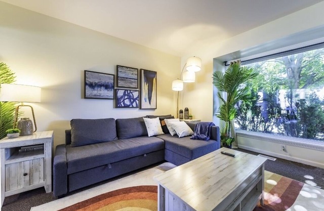 Homey 3BR/2.5BA Townhouse, Walk to Big House!