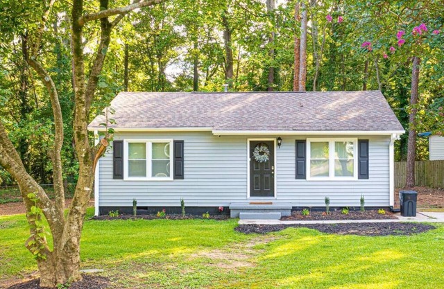 Homey Bungalow Convenient to Marietta and I-75!