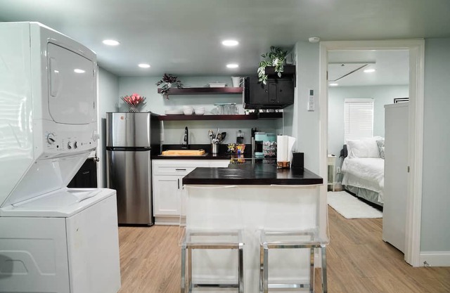 Honeycomb Hideout - Private Hot Tub, Spacious Private Backyard & Fire Pit!