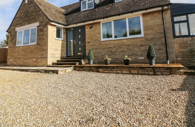 HONEYSTONES, family friendly, with a garden in Curbridge