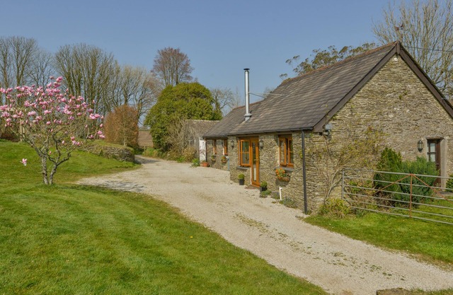 HOOK COTTAGE, pet friendly, with open fire in Looe