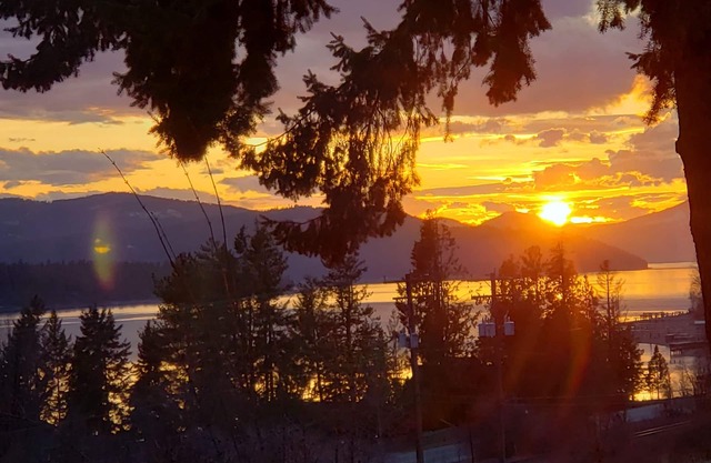 HOPE, IDAHO HOME Only One block from Lake Pend Oreille with GREAT lake views!