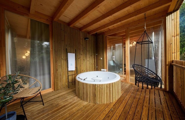HORSE CABIN
