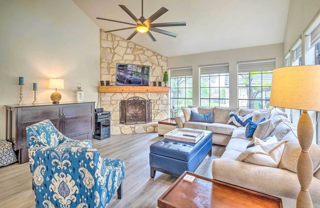 Horseshoe Bay Townhome w/Patio & Outdoor Pool!