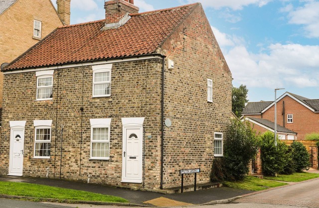 HORSESHOE COTTAGE, romantic, character holiday cottage in South Cave