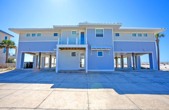 Host an event or large family gathering at this relaxing Gulf front home!