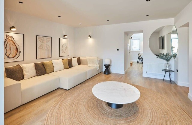 Host & Stay | Taylor Street