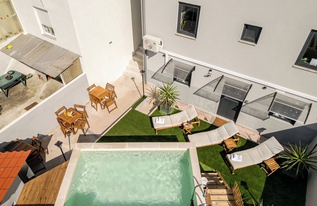HostWise - Vibrant Urban Flat