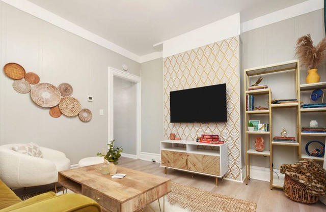 ★ HostWise Stays ★ 4 Blocks From UPMC Children's
