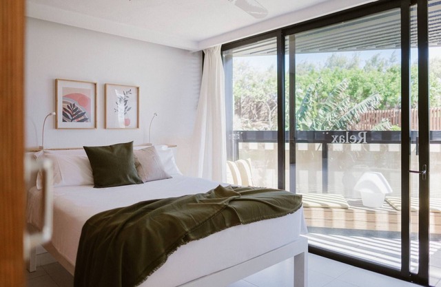 Hot pool, sea, wifi pro, gas barbecue, garden, 10