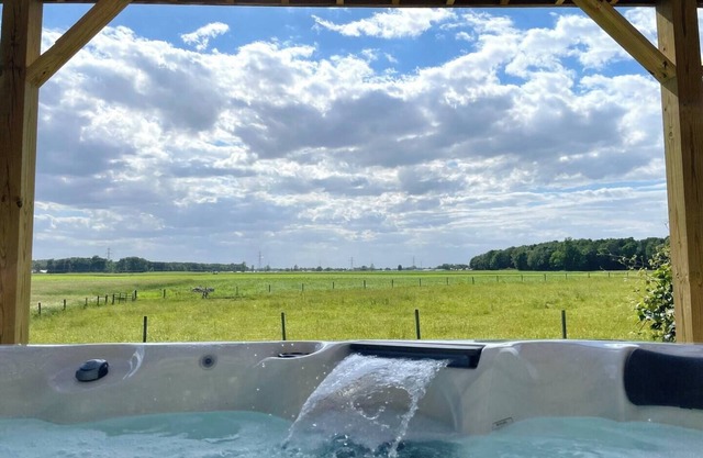 | Hot Tub | Amish Farm Country | Pergola | Deck |