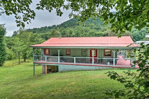 Hot Tub and Fire Pit Pet-Friendly Clayton Escape!