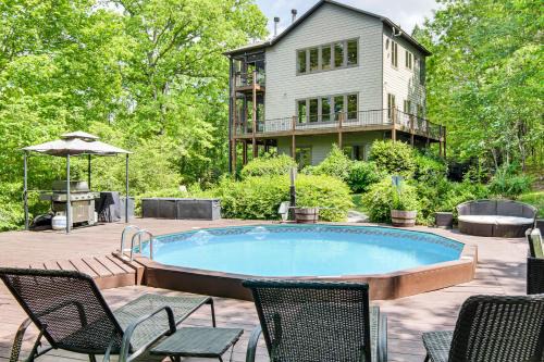 Hot Tub and Trail Access Treehouse in Landrum!