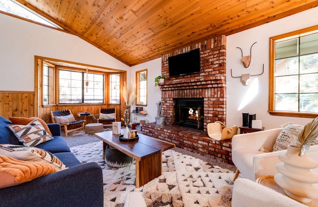 Hot tub, bbq, 2 fireplaces, 5 mins to slopes & lake