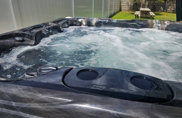 Hot tub & Beach House One Block To The Beach