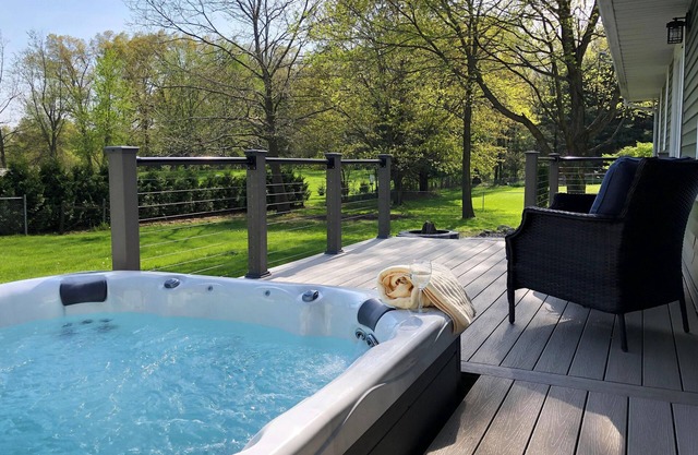 HOT TUB|Beauitiful Backyard Oasis|Newly Renovated