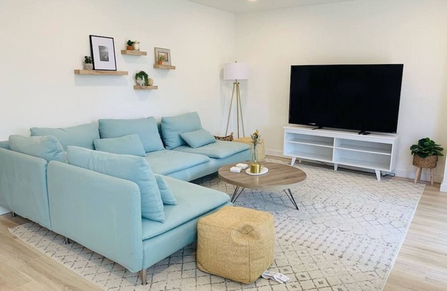 HOT TUB☀️Brand New Basement Apartment, Private Entrance!