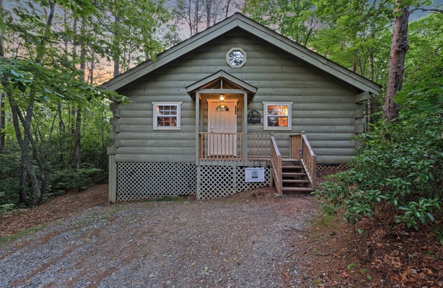 Hot Tub Cabin – Near Helen, Tubing, & Trails
