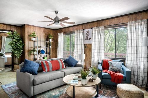 Hot Tub Deck Screened Porch Fire Pit & WiFi