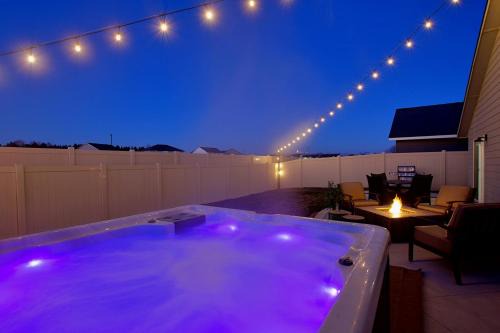 Hot Tub, Fire Pit & Games Cozy Nights Await