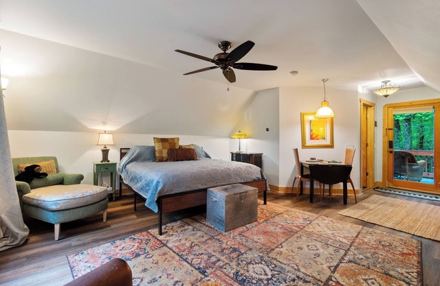 ♨️Hot Tub🔥Fire Pit🛏️King🍔Grill🌲Deck🎦ROKU📧WiFi🐟Pond🍷Wineries🏞️Waterfalln