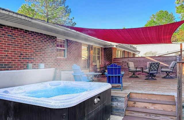 Hot tub, Firepit, BBQ,Pinehurst, SmartTV, King,Pet