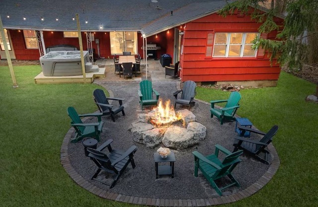 Hot Tub, Game Room, Near SU, sleeps 10