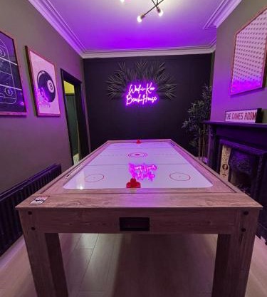 Hot Tub, Games Room, Near Beach!