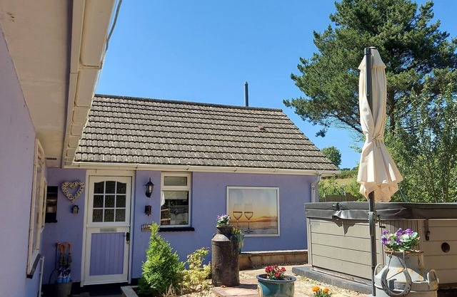 Hot Tub Hideaway with friends or family. Pet friendly, luxury country retreat.
