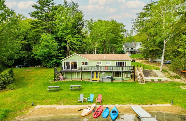 Hot Tub, Lakeside, Private Beach, 2 Living Rooms, Sleeps up to 12