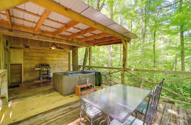 Hot Tub & On-Site Trails: Secluded Marion Cabin