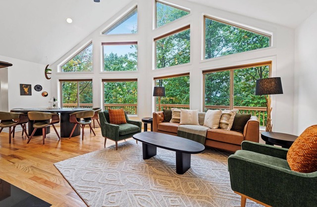 HOT TUB! PRIME LEAF PEEPING! Gorgeous 4BR