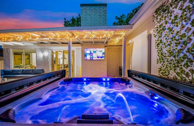 Hot Tub, Putting Green, Game Room!