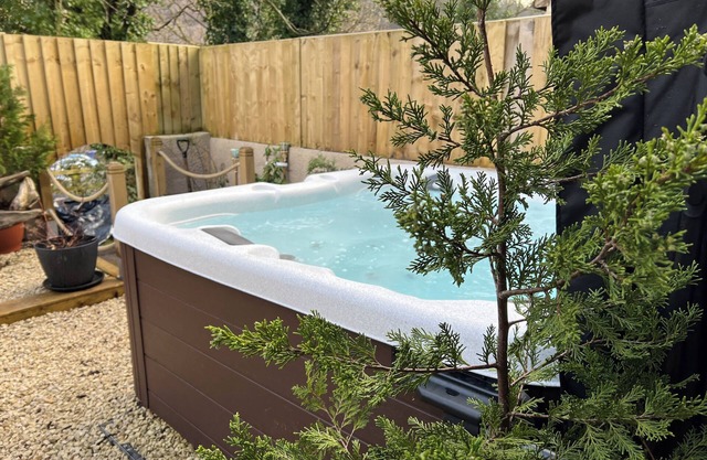 Hot tub Retreat In The Valley's Of South Wales
