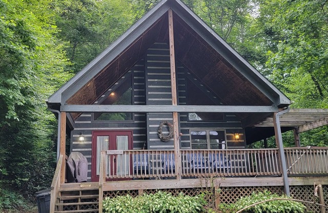 Hot Tub, River Views, Couples & Families!
