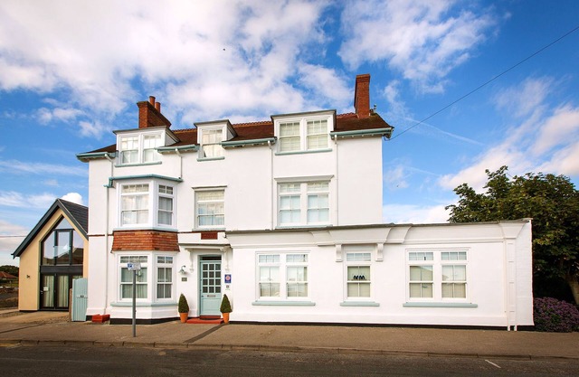 Hot tub, sauna, sea & beach views, sleeps 16 in 7 bedrooms, 5 star Luxury house