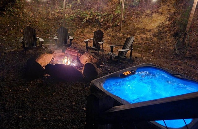 Hot Tub! Sleeps 5! Dog friendly w/View. Near WCU, Casino, Rafting, Tubing.