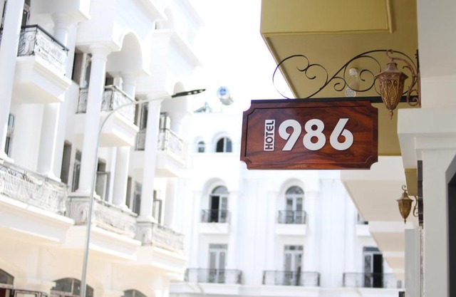 HOTEL 986
