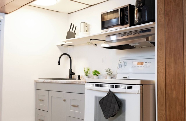 Hotel-Style Suite w/Kitchen