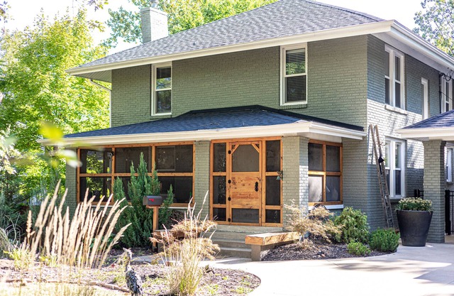 HOTTUB! private outdoor spaces-WALK downtown and MU. PETS OK Top Notch finishes