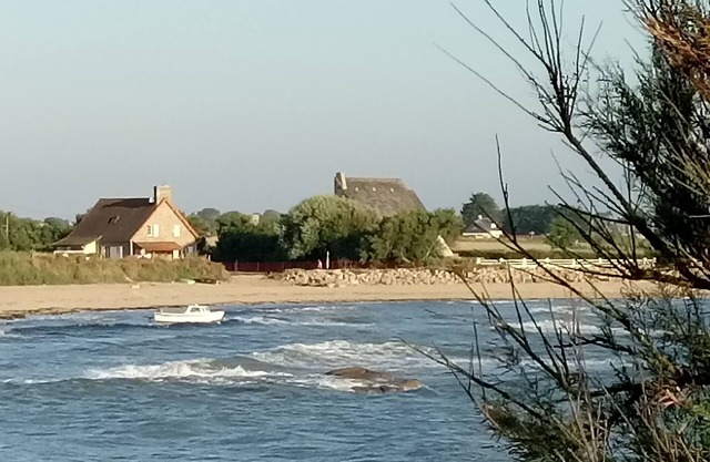House 10 meters from a sandy beach near Barfleur