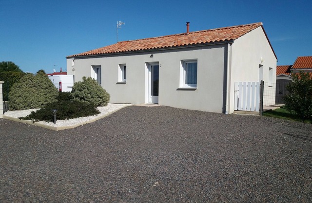 HOUSE 2 bedrooms + 1 bed living room close to shops 7 km beaches