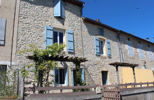 HOUSE 2 bedrooms - terrace river view NO GARDEN - no Wifi or TV